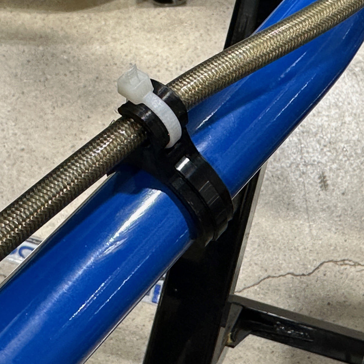 Plastic Fuel Line Clip for 3/8" od, or 9.5mm, Standard Hose - frame bar 25-32mm or 1"-1 1/8" KBP3120